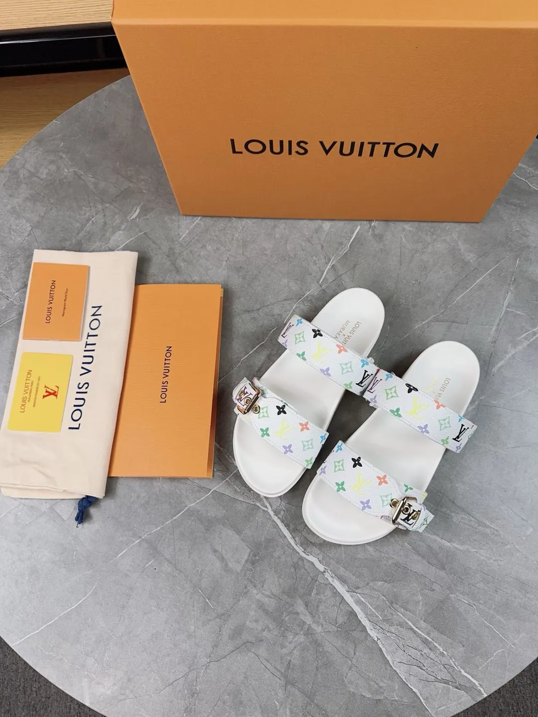👟👟Ex-factory price 400👟👟 New slippers for spring and summer🌟The belt buckle is adjustable and elastic, full of beach style, original molded LV metal logo decoration, fashionable and beautiful, super versatile🤳🏻upper cowhide/customized imported jacquard fabric/original old-fashioned leather material, water-dyed sheepskin lining (water platform + wear-resistant velvet + rubber sole) three-layer combination outsole 🔶Size: Female 35-43 Male: 38-46